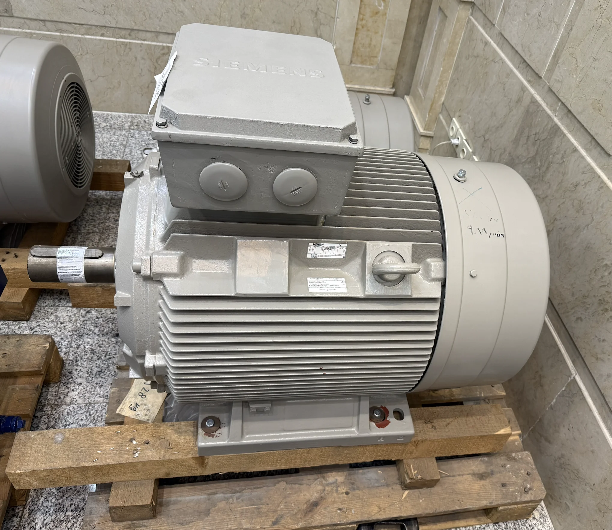 SIEMENS 90 KW 700 RPM IMB3